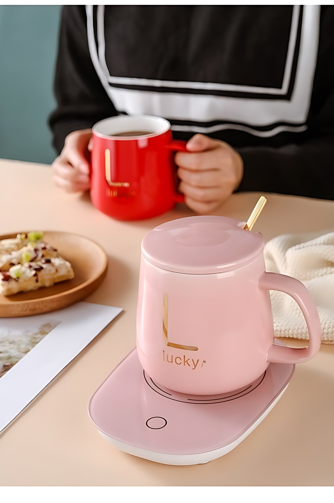 Electric coffee mug warmer keeps ceramic cup drinks hot at 55°C