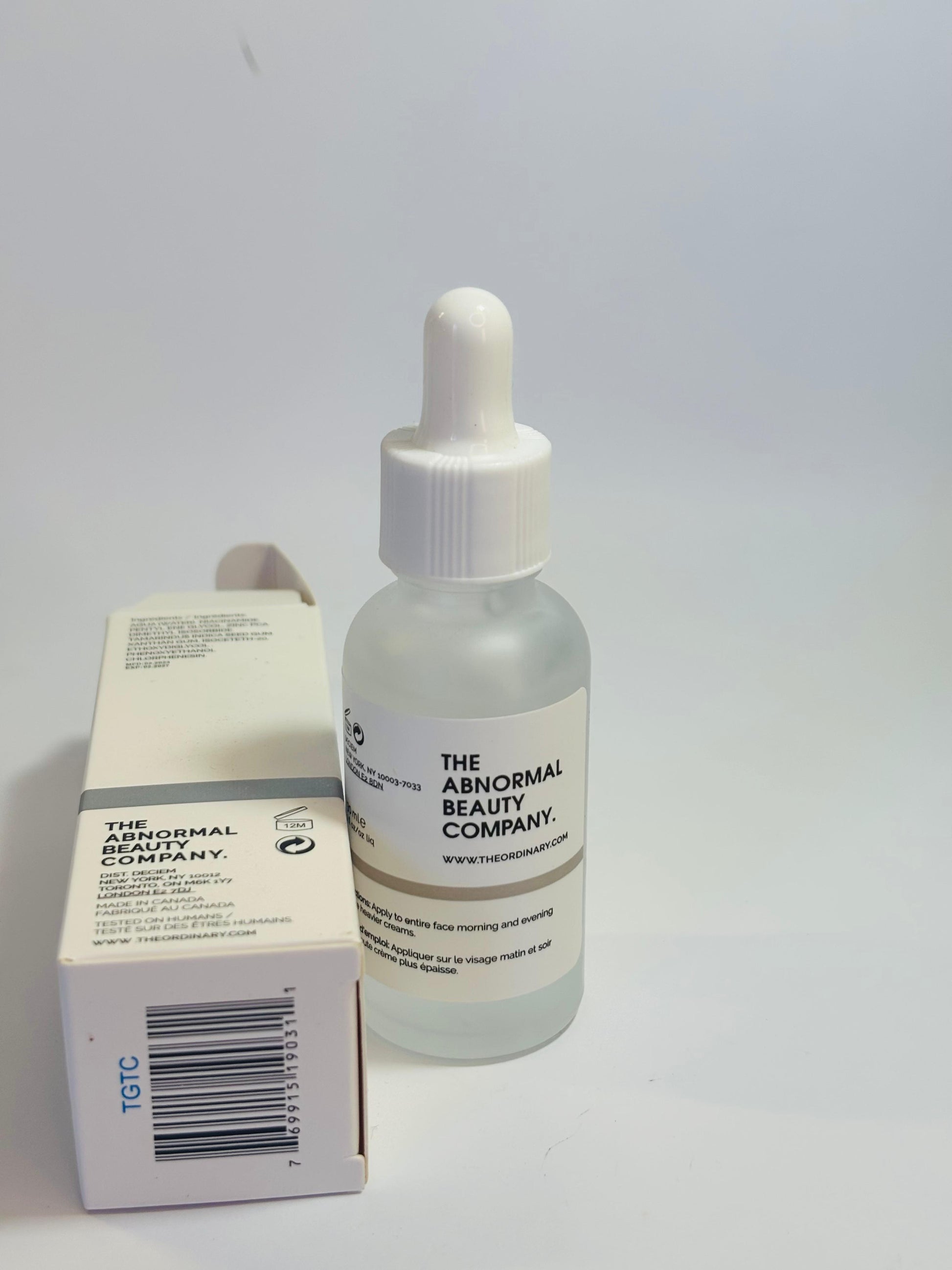 The Ordinary Niacinamide 30ml bottle front view

Close-up of Niacinamide Serum dropper with liquid

The Ordinary Niacinamide 10% + Zinc 1% packaging box with bottle

Bottle lying flat on light background with label visible

Lifestyle shot: serum bottle on vanity with plants or minimal decor

Texture close-up: drop of Niacinamide serum on hand or surface