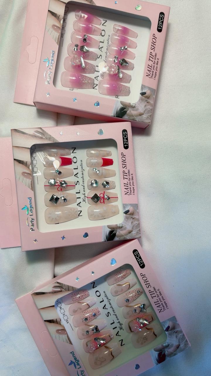 Amora Premium Press-On Fake Nails set box front view

Close-up of press-on nails decorative designs in packaging

Press-on nails box with pink border and branding visible

Display of nail tips floral & rhinestone designs in set

Press-on nails packaging on light background showing full set

Box of artificial nail tips with bold designs close-up

Press-on nail set styled in packaging “Nail Salon” view
